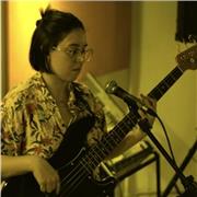 Profesora de Instrumentos Piano, Bajo, Guitarra y Canto